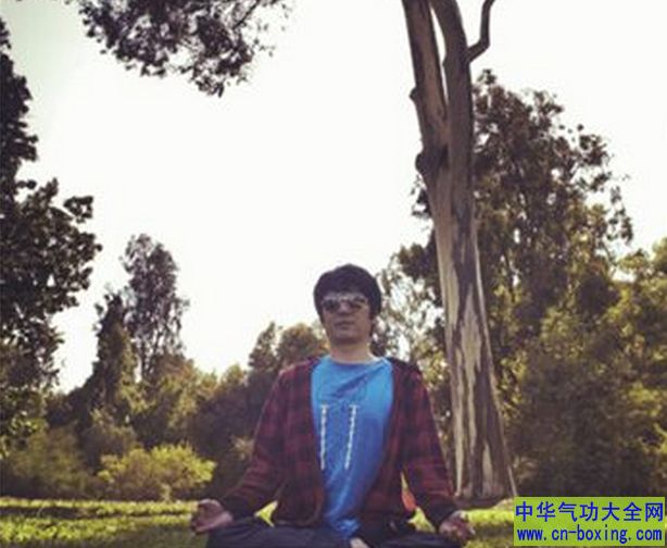 高颜值男星也在练习瑜伽