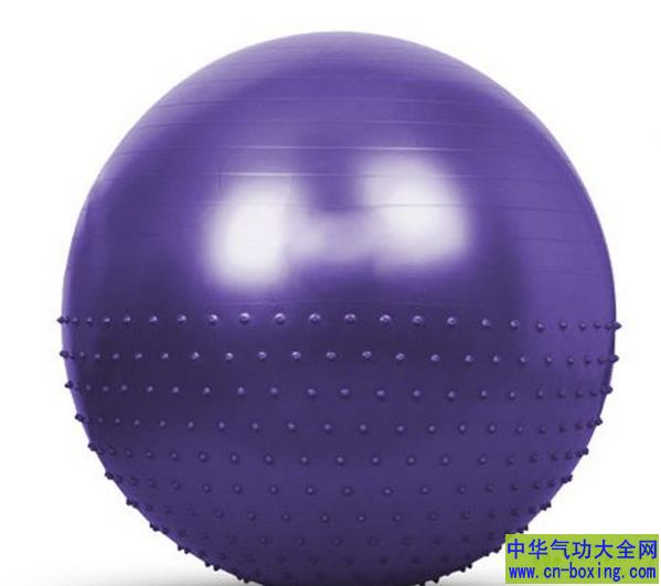 如何借助瑜伽球去做轮式瑜伽