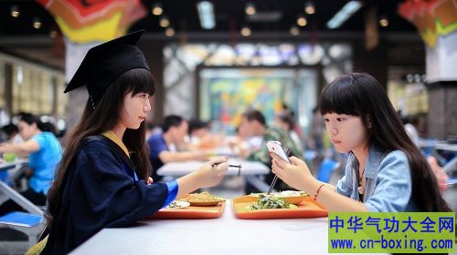 吃饭老在玩手机?现代人4个伤胃又伤脑的坏习惯