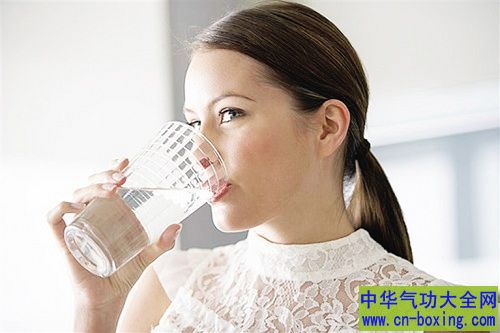 喝水太多会中毒 一天要喝多少水才健康