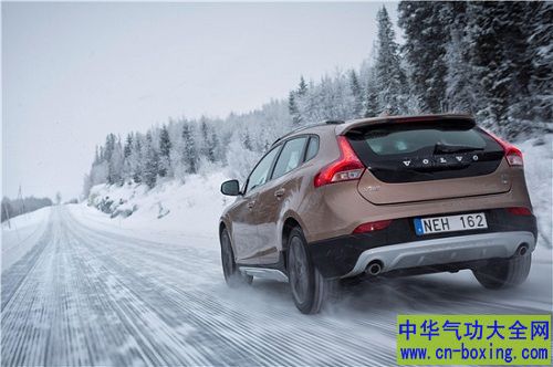 雪天驾驶掌握这些技巧 就不用再担心了!